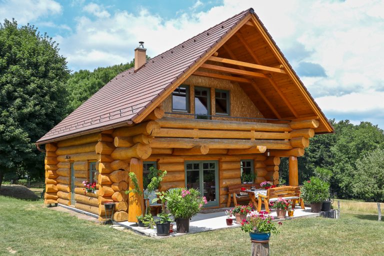 „Csinos” rönkház a Bakony tetején